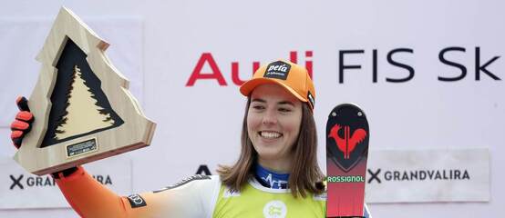 Petra Vlhová s trofejou za víťazstvo v pretekoch Svetového pohára - Zdroj Profimedia Petra Vlhová s trofejou za víťazstvo v pretekoch Svetového pohára - Zdroj Profimedia