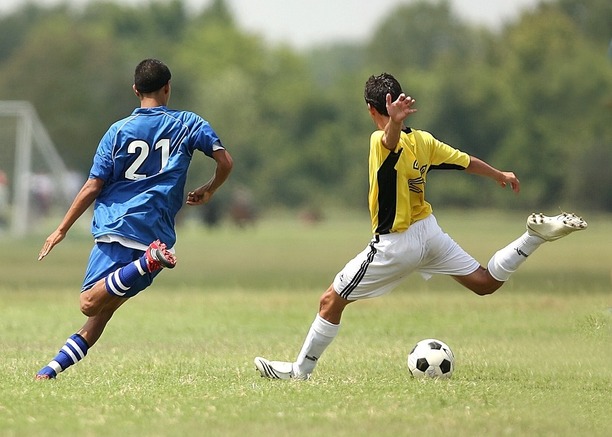 Futbal, hráči, lopta - Zdroj KeithJJ, Pixabay