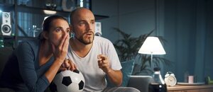 Futbaloví fanúšikovia s napätím sledujú zápas - Zdroj Profimedia