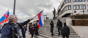 Odporcovia obrannej dohody medzi Slovenskou republikou a USA sa stretli pred budovou Národnej rady Slovenskej republiky. - Zdroj Profimedia Odporcovia obrannej dohody medzi Slovenskou republikou a USA sa stretli pred budovou Národnej rady Slovenskej republiky. - Zdroj Profimedia