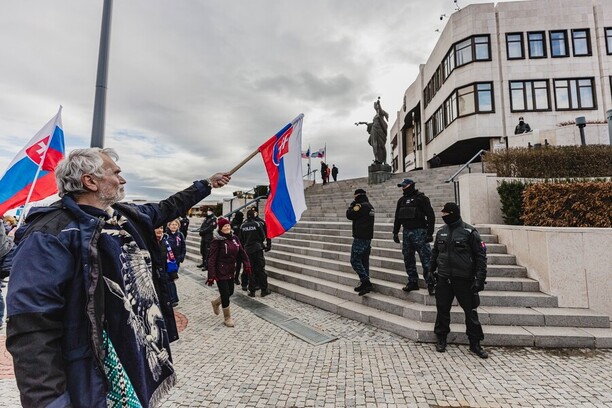 Odporcovia obrannej dohody medzi Slovenskou republikou a USA sa stretli pred budovou Národnej rady Slovenskej republiky. - Zdroj Profimedia