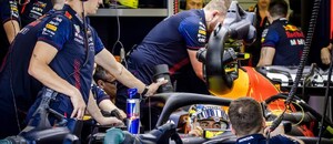 Sergio Pérez a mechanici tímu Red Bull - Zdroj Profimedia