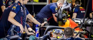 Sergio Pérez a mechanici tímu Red Bull - Zdroj Profimedia
