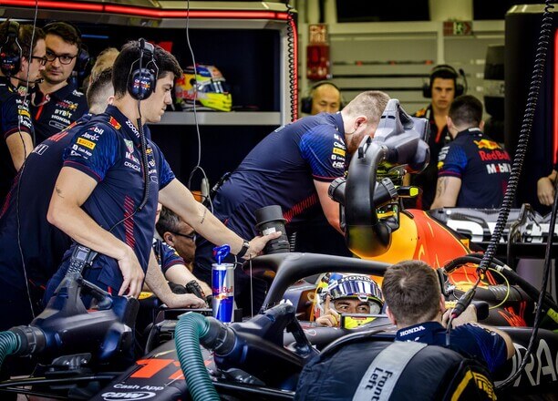 Sergio Pérez a mechanici tímu Red Bull - Zdroj Profimedia