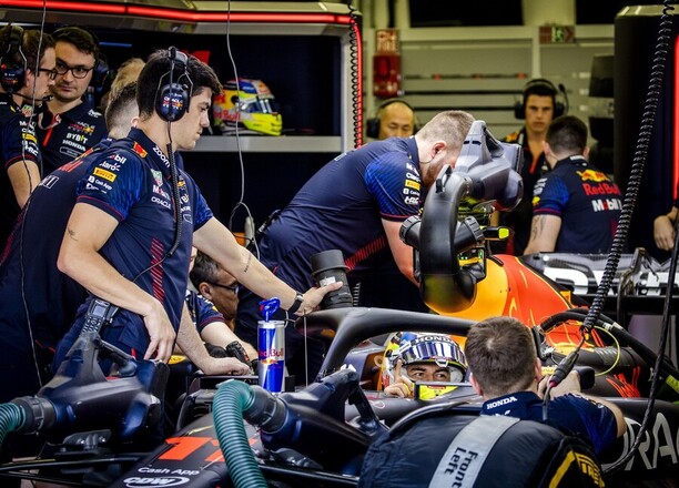 Sergio Pérez a mechanici tímu Red Bull - Zdroj Profimedia