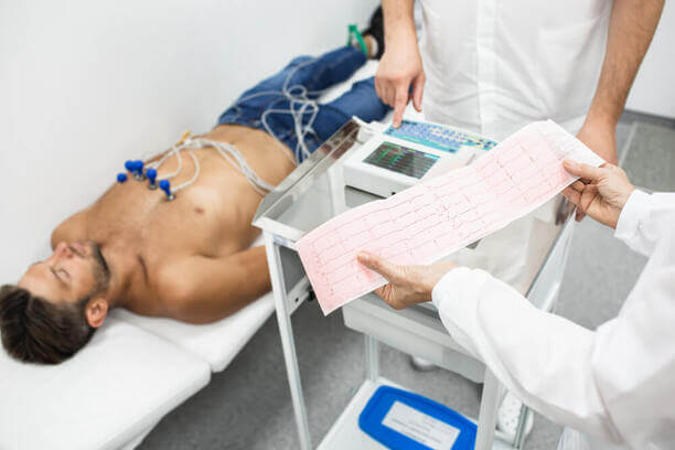 EKG vyšetrenie a záznam činnosti srdca.