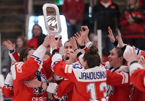 Hráčky Česka sa tešia zo zisku bronzu na MS 2023 v ľadovom hokeji - Zdroj Nathan Denette/The Canadian Press via AP, Profimedia