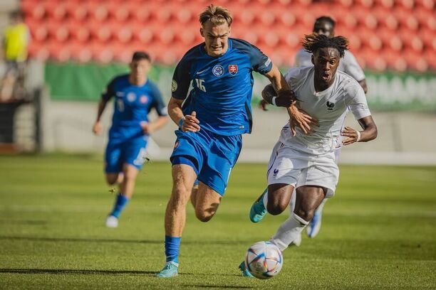 Adam Griger v bežeckom súboji s Warrenom Bondom (Francúzsko) počas ME U19 2022 - Zdroj Profimedia