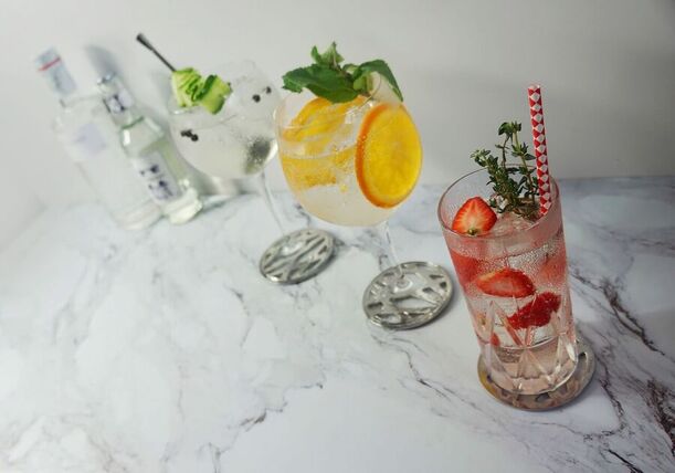 Recept na ruzovy gin tonic - pink gin tonic