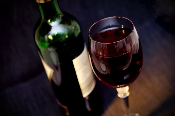 Červené víno v pohári