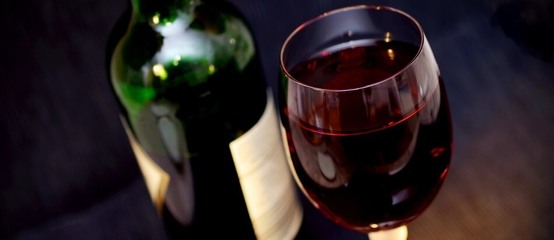 Červené víno v pohári