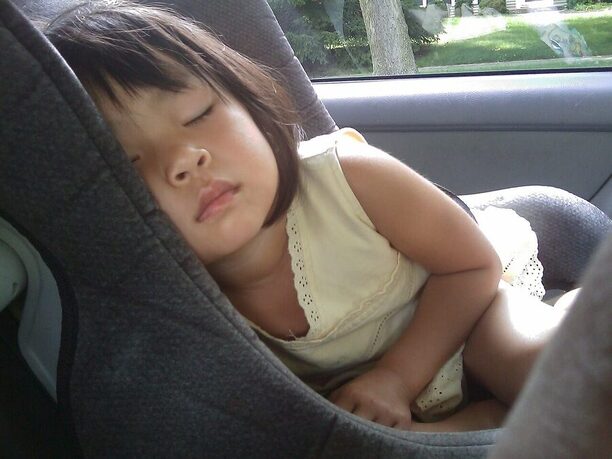 Spiace dieťa v aute