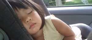 Spiace dieťa v aute