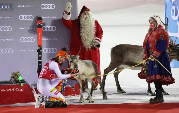 Petra Vlhová, ceremoniál po pretekoch v Levi - Zdroj AP Photo/Alessandro Trovati, Profimedia