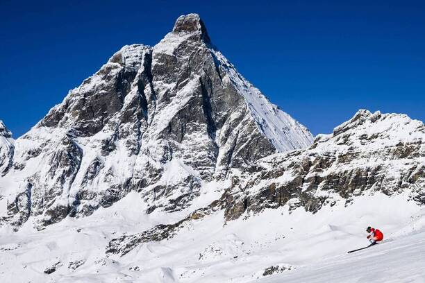 Panoráma v stredisku Zermatt Cervinia na hranici Švajčiarska a Talianska - Zdroj Profimedia
