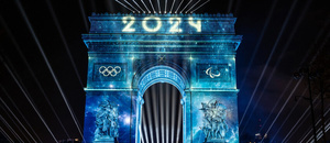 Víťazný oblúk v Paríži odetý do olympijského vizuálu