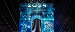 Víťazný oblúk v Paríži odetý do olympijského vizuálu