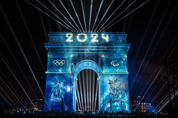 Víťazný oblúk v Paríži odetý do olympijského vizuálu