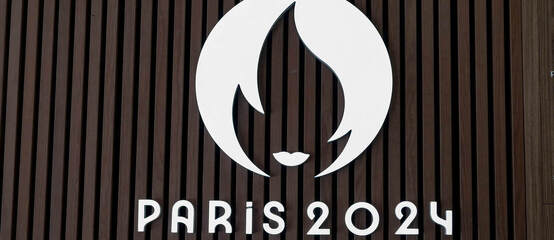 Paríž 2024 – logo olympiády na hnedom podklade