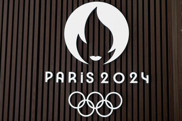 Paríž 2024 – logo olympiády na hnedom podklade